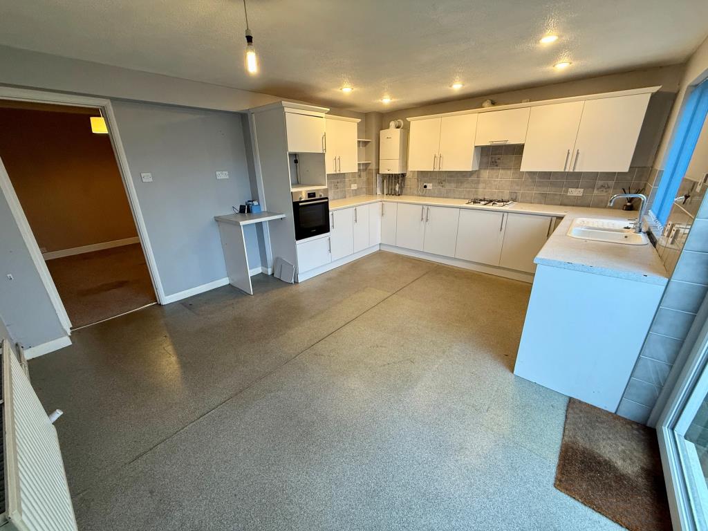 Lot: 135 - THREE-BEDROOM END-TERRACE HOUSE - Kitchen/diner
